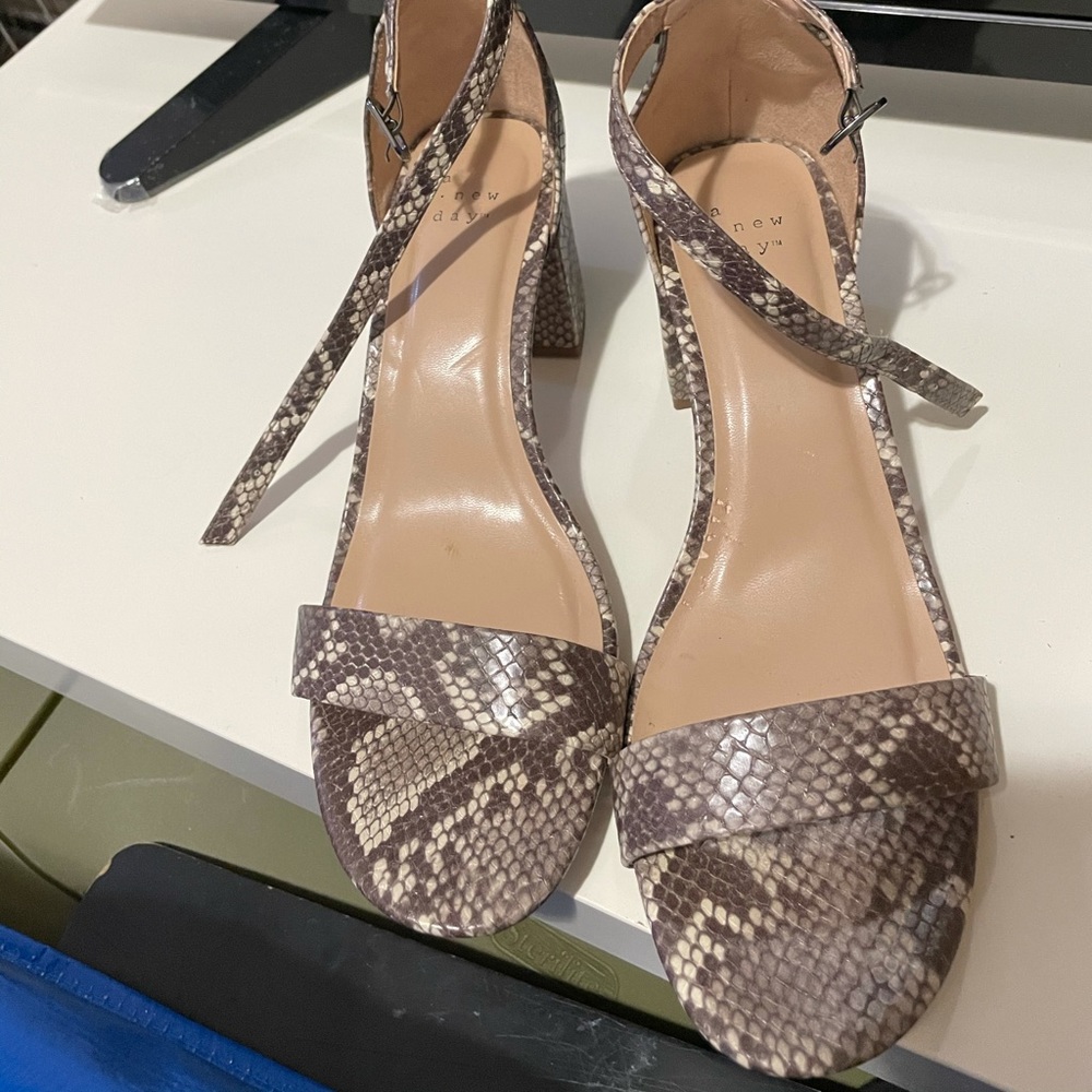 Snakeskin Block Heel Sandal Pump sz 9 Wide NWOT.